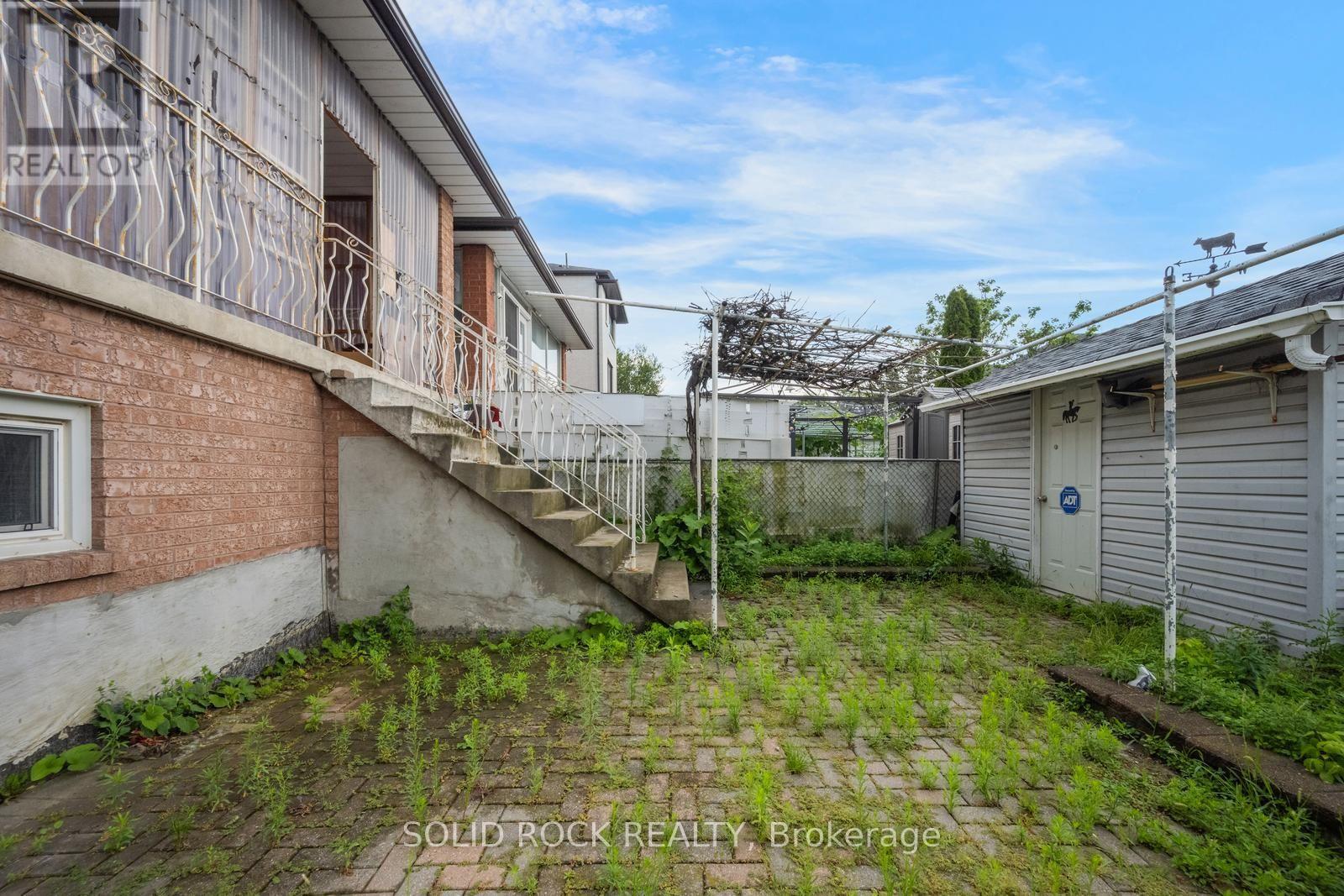 18 Maple Bush Avenue, Toronto, Ontario  M9N 1S6 - Photo 46 - W13687484