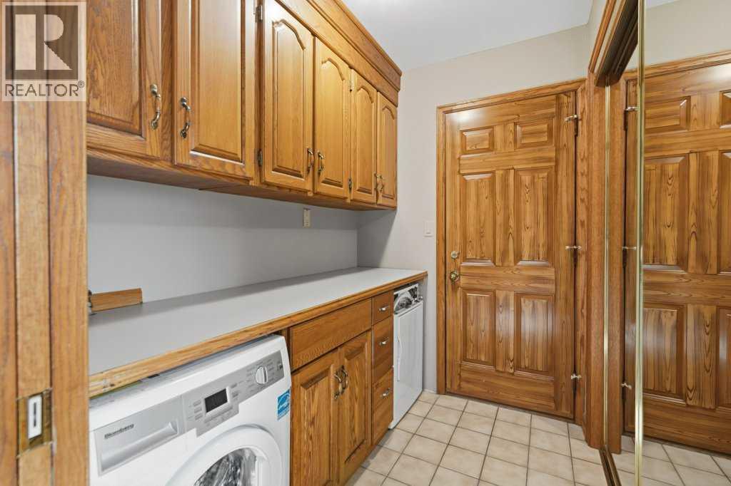 119 Strathbury Bay Sw, Calgary, Alberta  T3H 1N3 - Photo 13 - A2336449