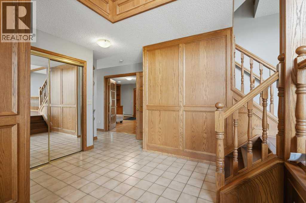 119 Strathbury Bay Sw, Calgary, Alberta  T3H 1N3 - Photo 5 - A2336449
