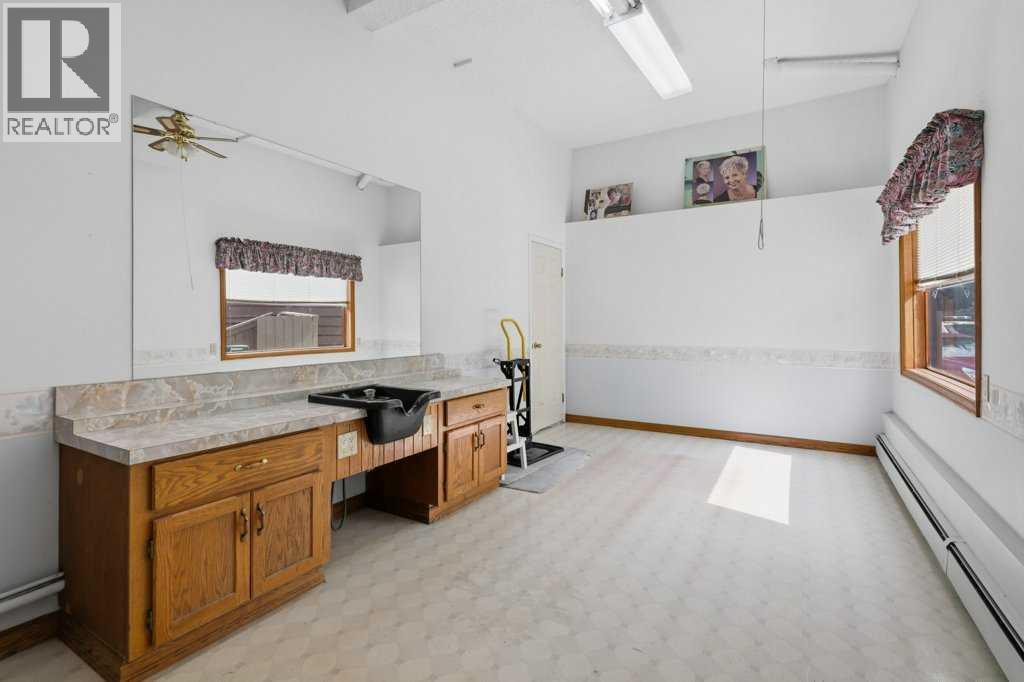 119 Strathbury Bay Sw, Calgary, Alberta  T3H 1N3 - Photo 14 - A2336449