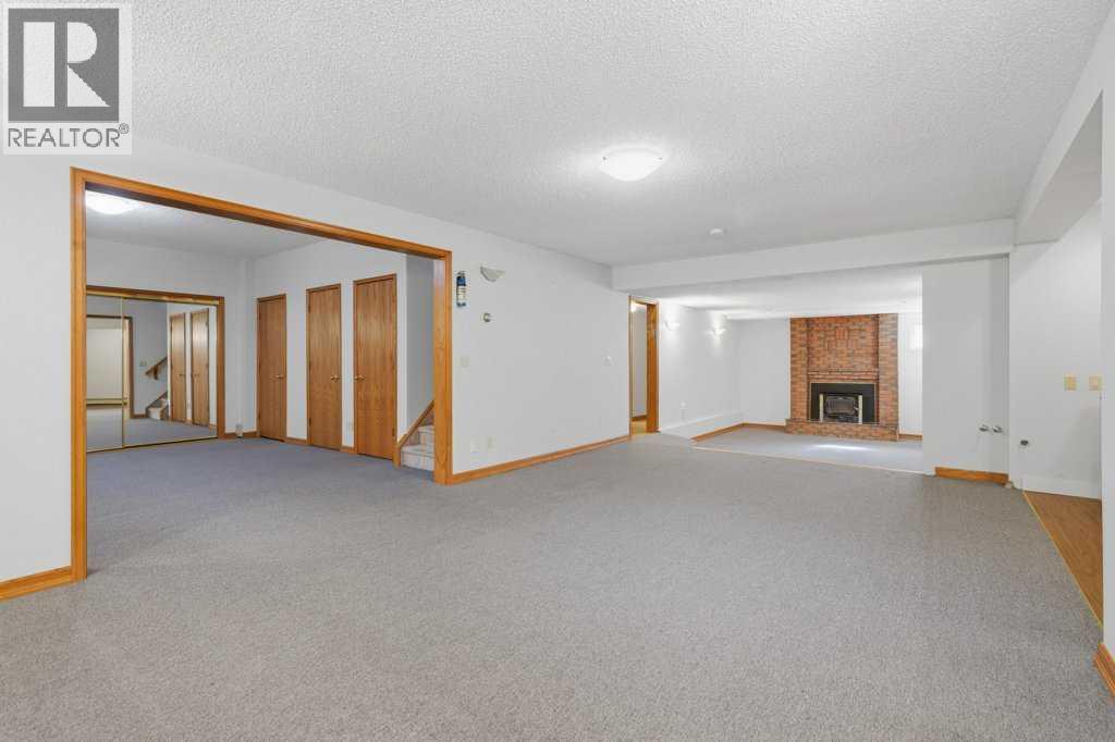 119 Strathbury Bay Sw, Calgary, Alberta  T3H 1N3 - Photo 26 - A2336449