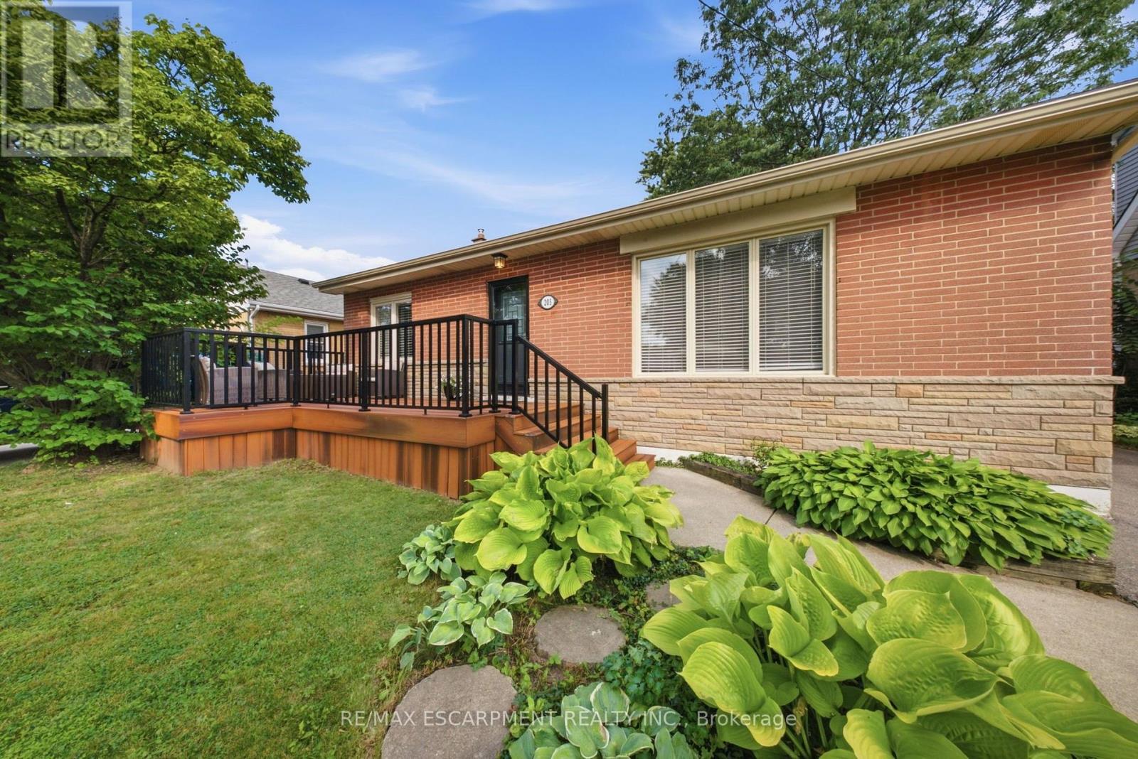 203 West 31st Street, Hamilton, Ontario  L9C 5G3 - Photo 2 - X13687312