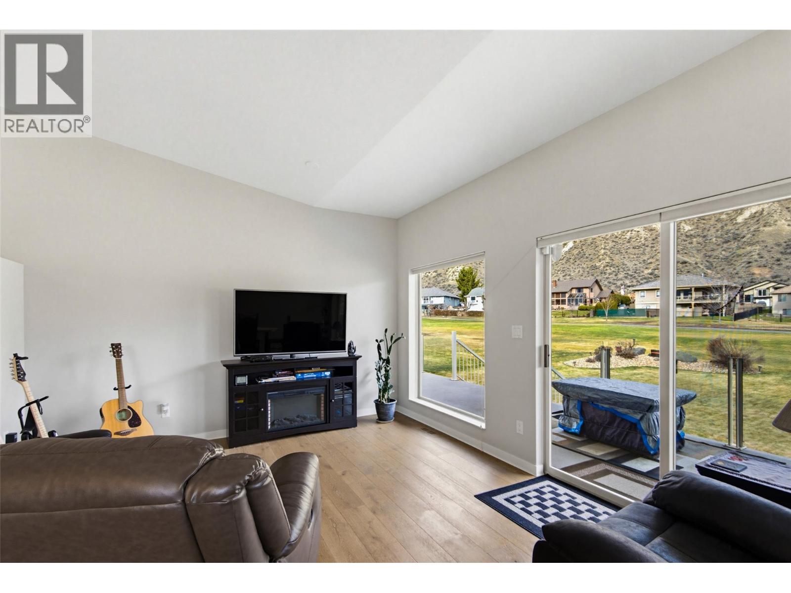 3744 Navatanee Drive, Kamloops, British Columbia  V2H 1S1 - Photo 8 - 10396748
