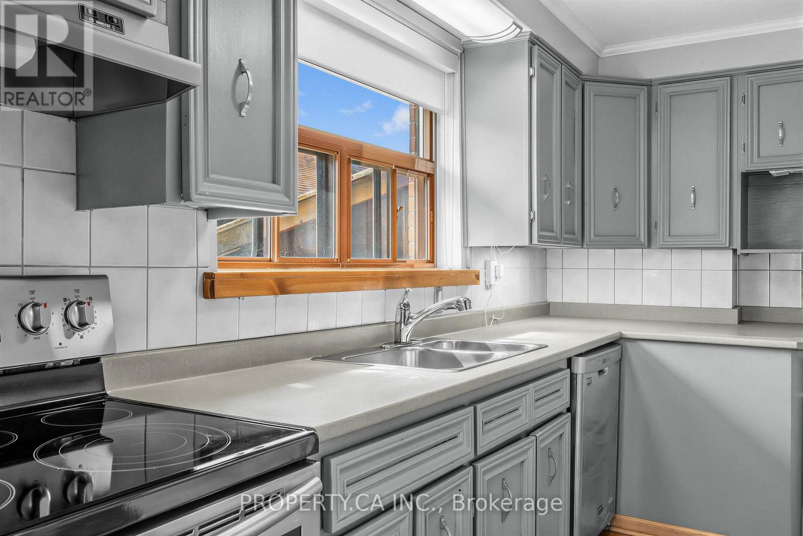 48 Santa Barbara Road, Toronto, Ontario  M2N 2C2 - Photo 12 - C13686800