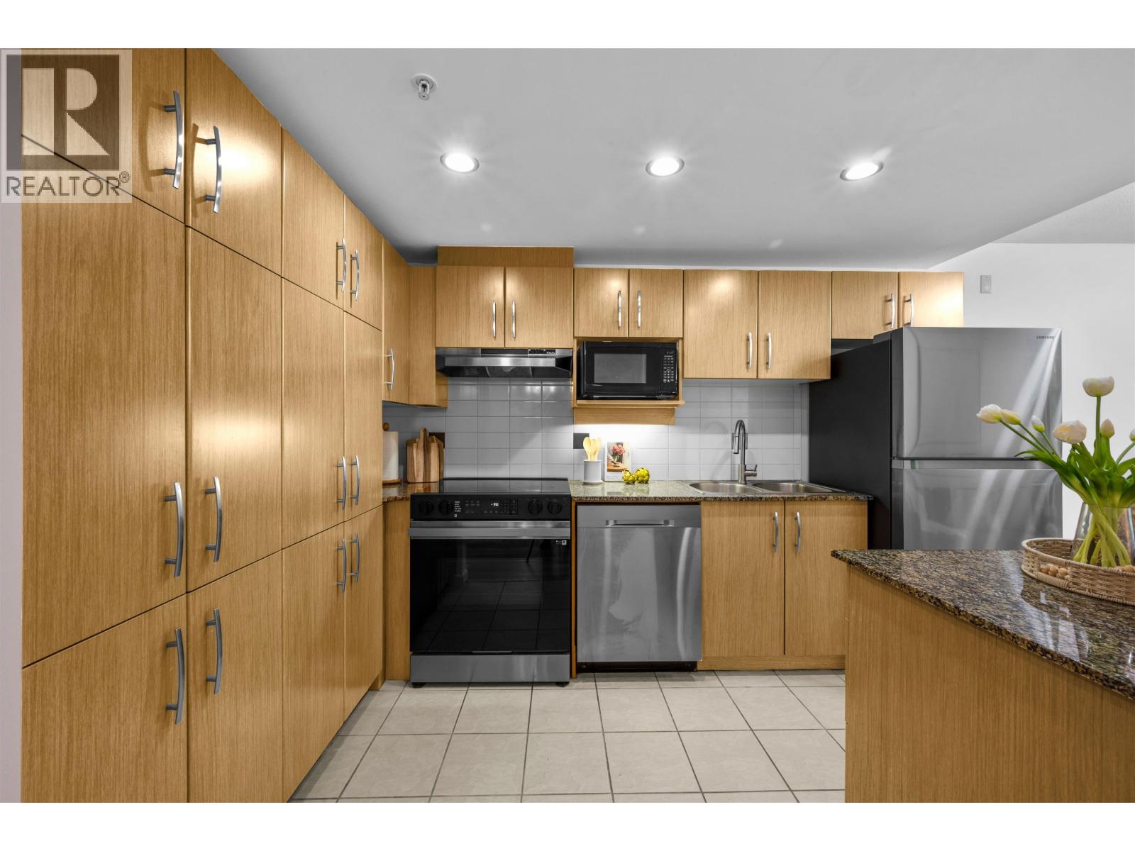 303 9288 University Crescent, Burnaby, British Columbia  V5A 4X7 - Photo 3 - R3156337