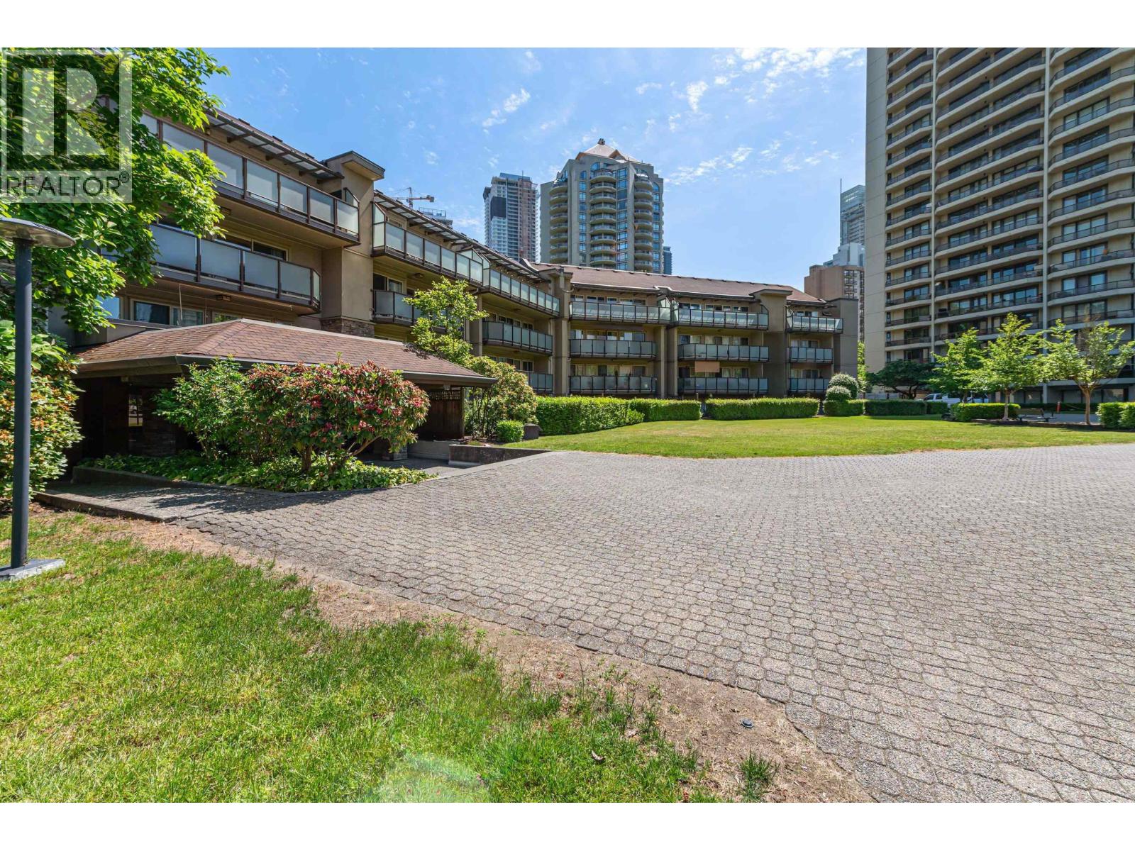 215 4373 HALIFAX STREET, Burnaby, British Columbia