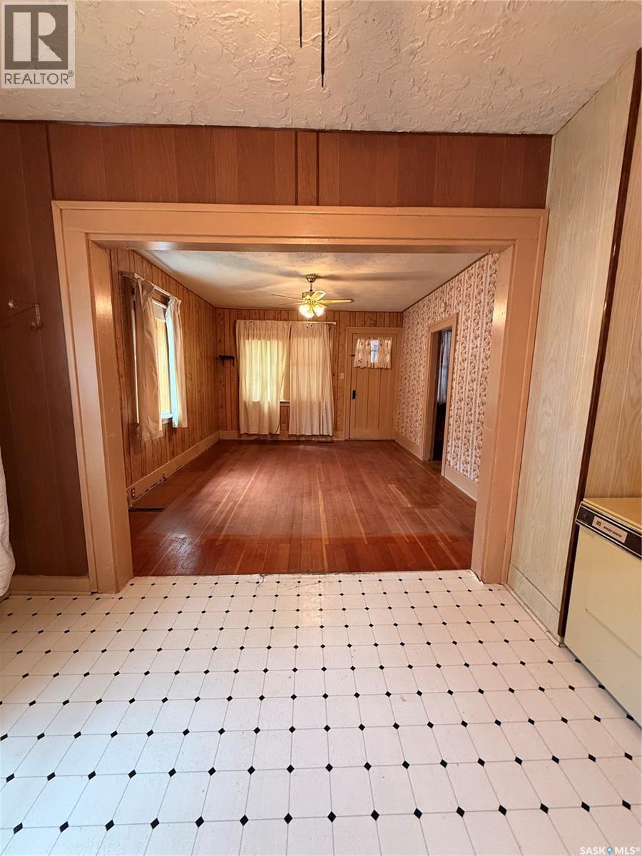 538 Centre Street, Shaunavon, Saskatchewan  S0N 2M0 - Photo 3 - SK045803