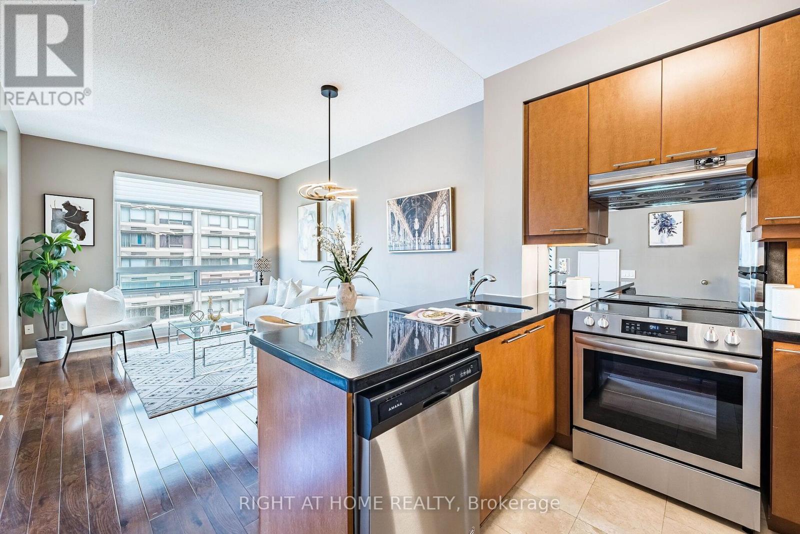 1106 - 1121 Bay Street, Toronto, Ontario  M5S 3L9 - Photo 3 - C13687670