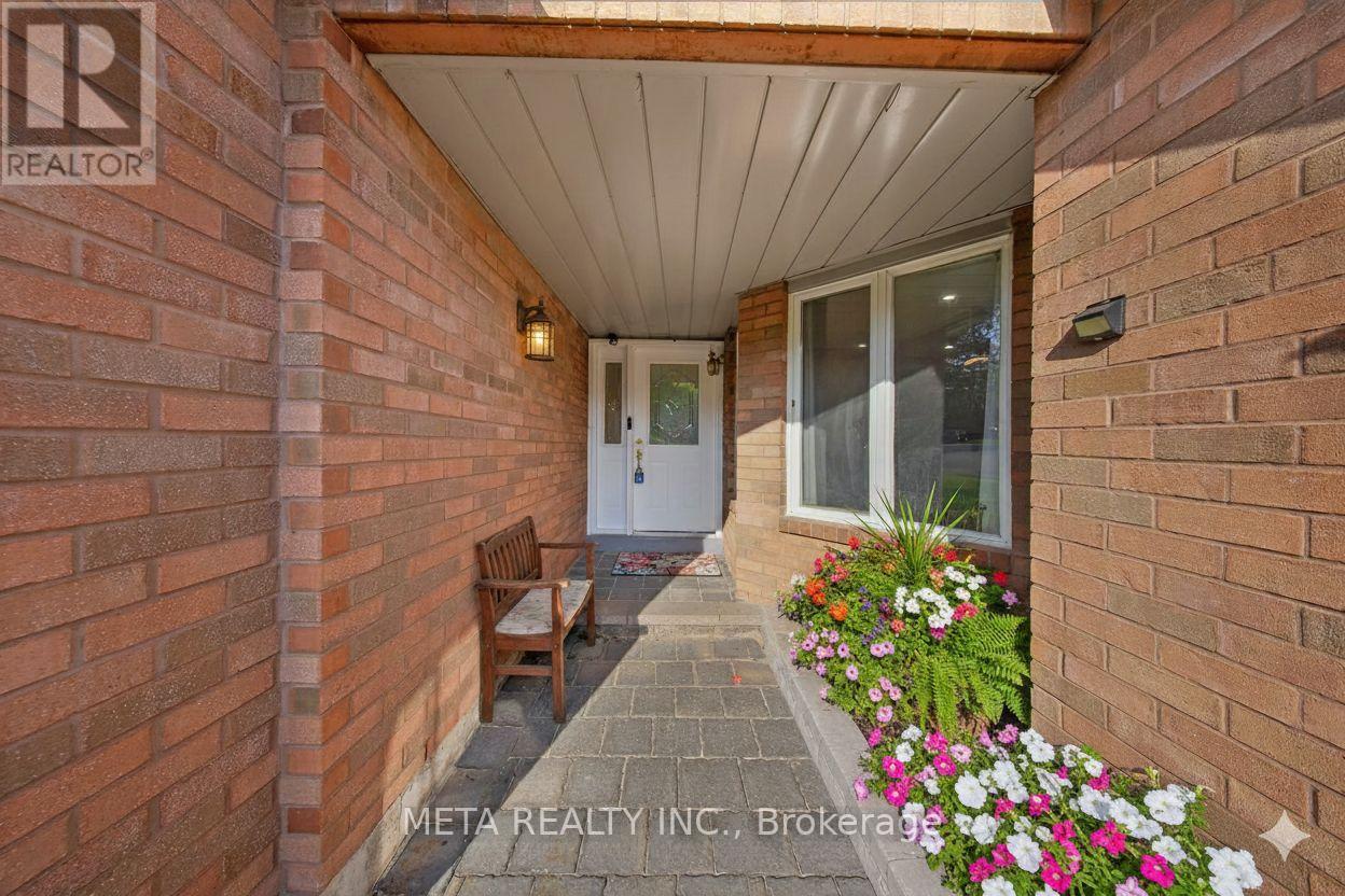 33 Heaver Drive, Whitby, Ontario  L1N 8X2 - Photo 2 - E13687658