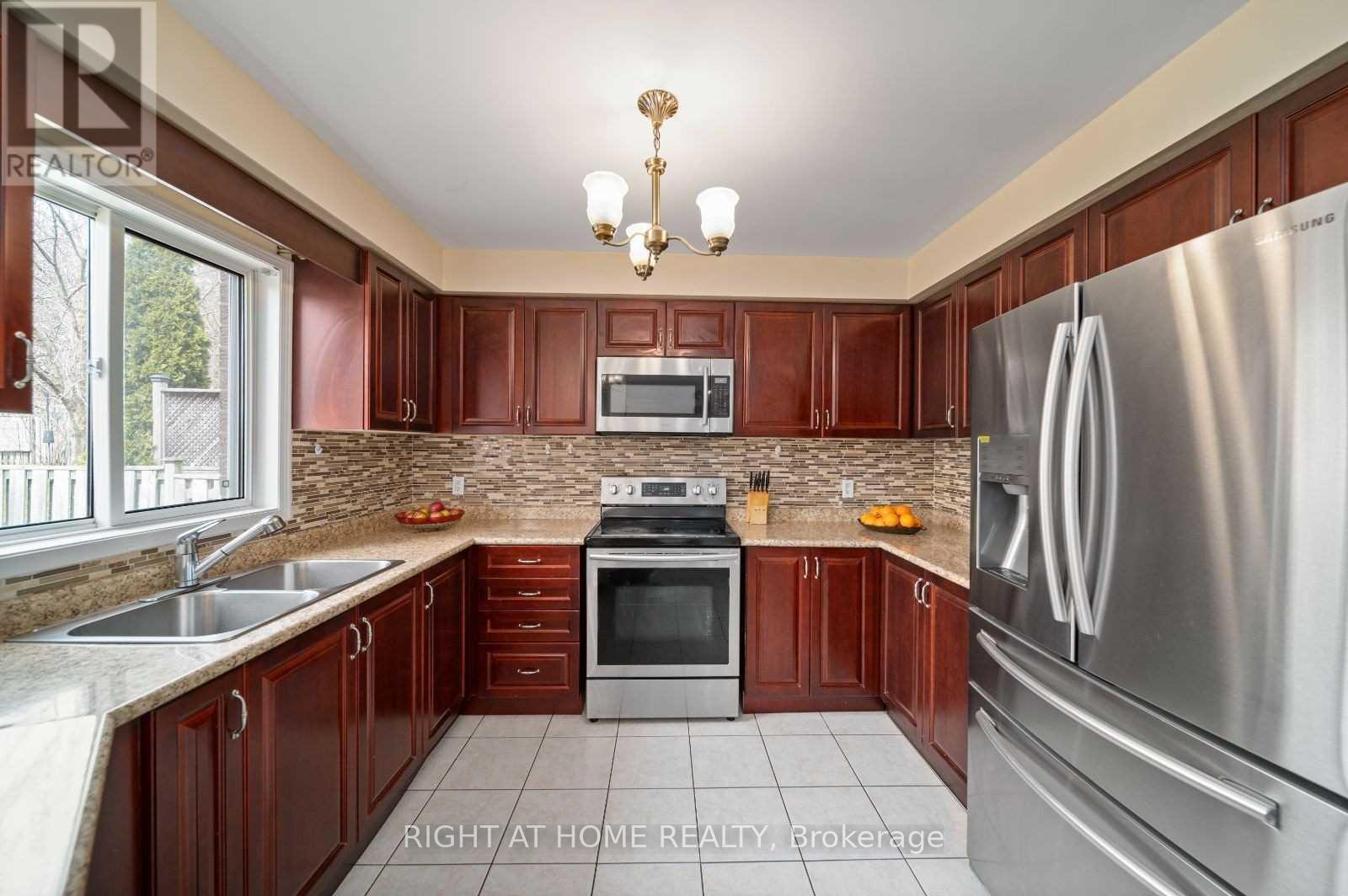 94 Ward Drive, Barrie (Painswick South), Ontario  L4N 8A2 - Photo 4 - S13687660