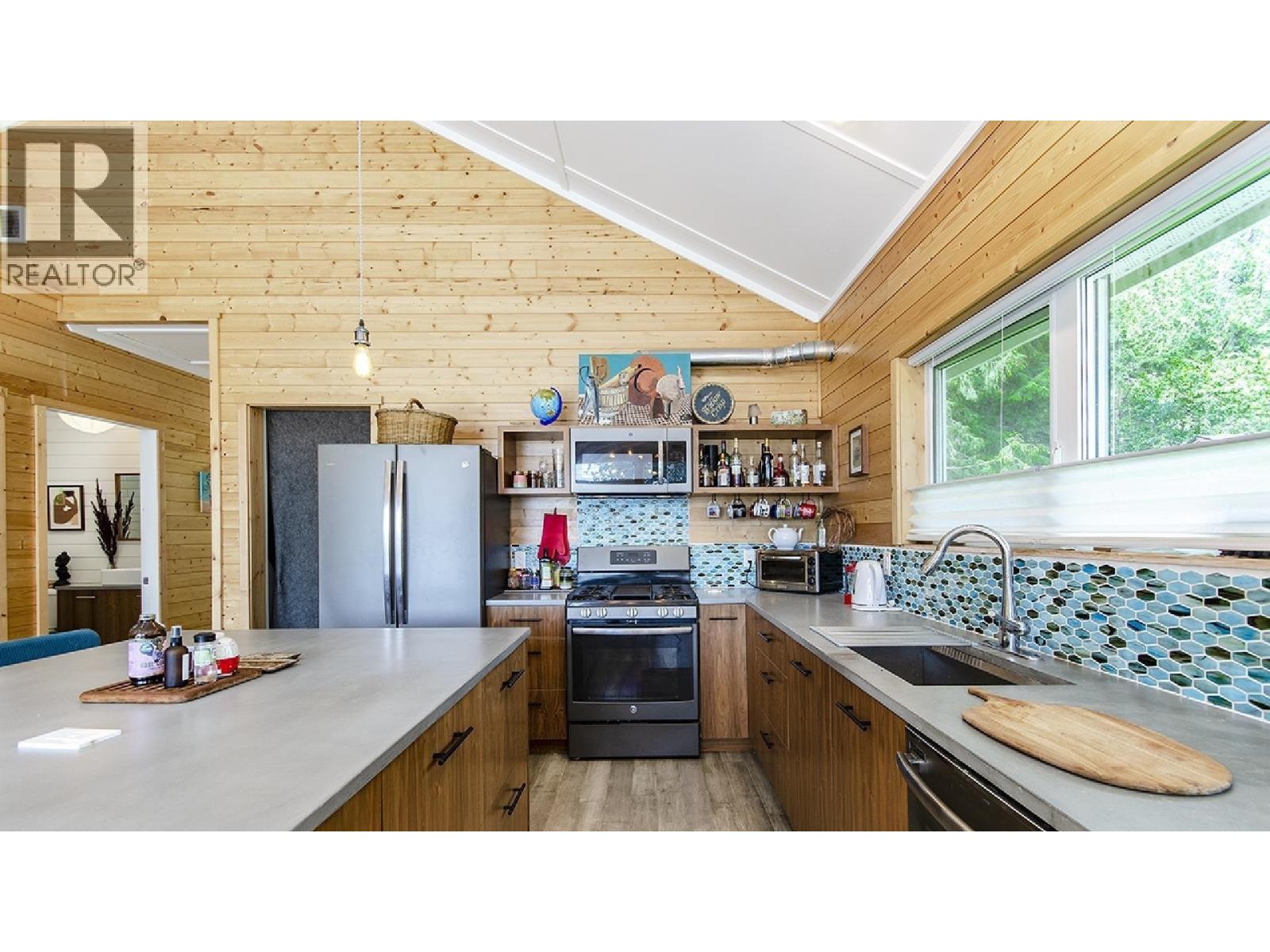 6 Brighton Beach, North Vancouver, British Columbia  V0V 0V0 - Photo 6 - R3093418
