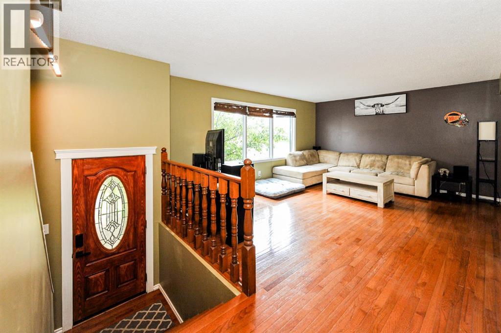 68 Elliott Drive, Camrose, Alberta  T4V 3X7 - Photo 4 - A2330879