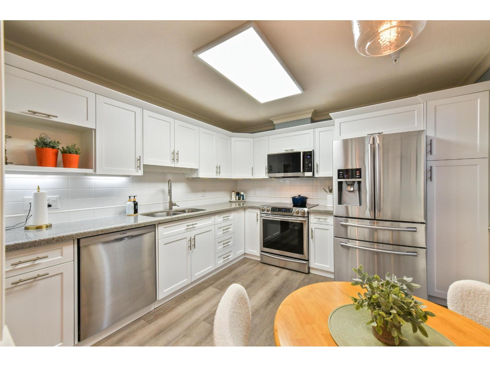 214 15350 19a Avenue, Surrey, British Columbia  V4A 9W1 - Photo 2 - R3156646