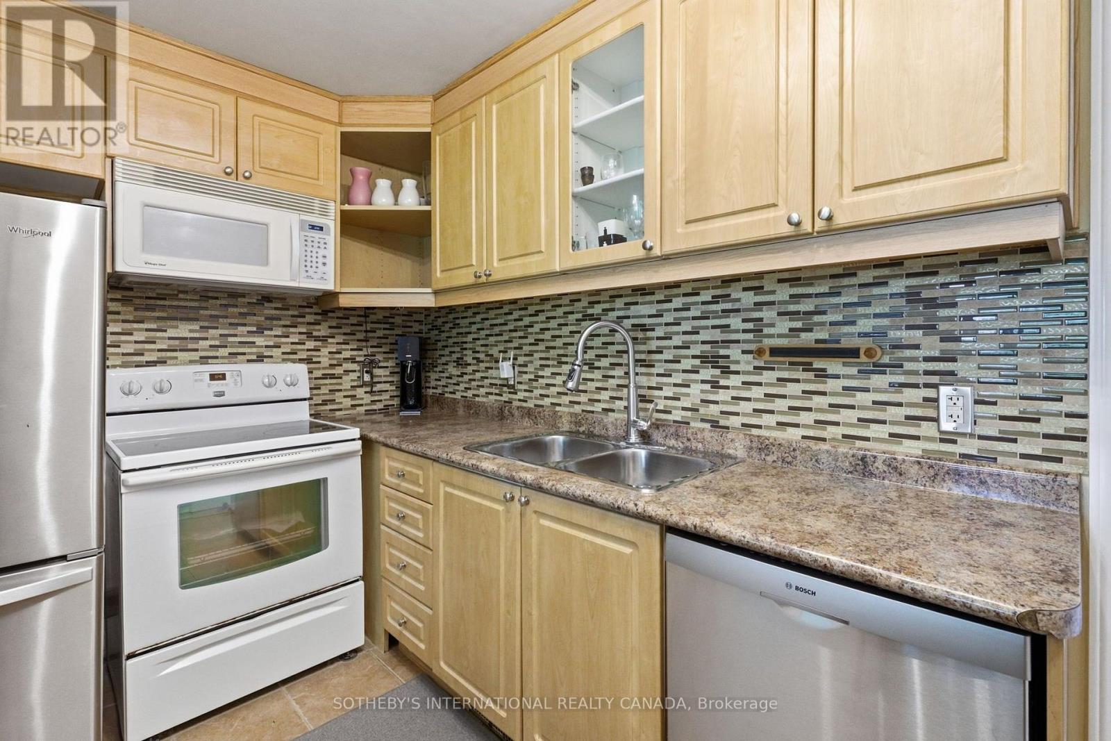 26 Magwood Court, Toronto, Ontario  M6S 2M5 - Photo 5 - W13687720