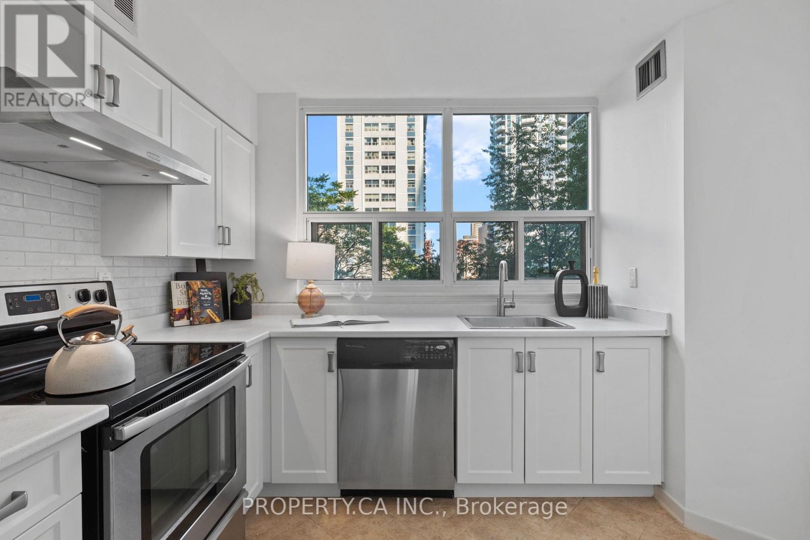601 - 25 Maitland Street, Toronto, Ontario  M4Y 2W1 - Photo 7 - C13687970