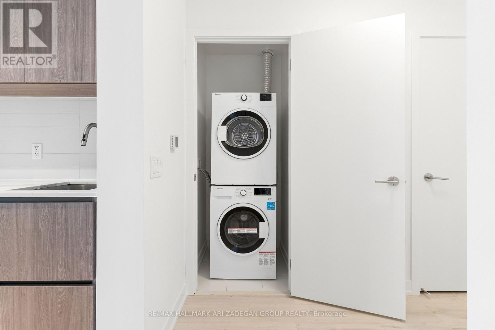 2102 - 110 Broadway Avenue, Toronto, Ontario  M4P 1V7 - Photo 4 - C13661114