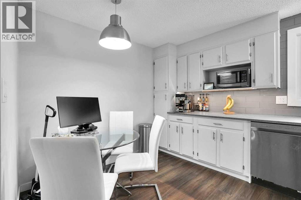 36 Coach Manor Rise Sw, Calgary, Alberta  T3H 1C4 - Photo 10 - A2336519