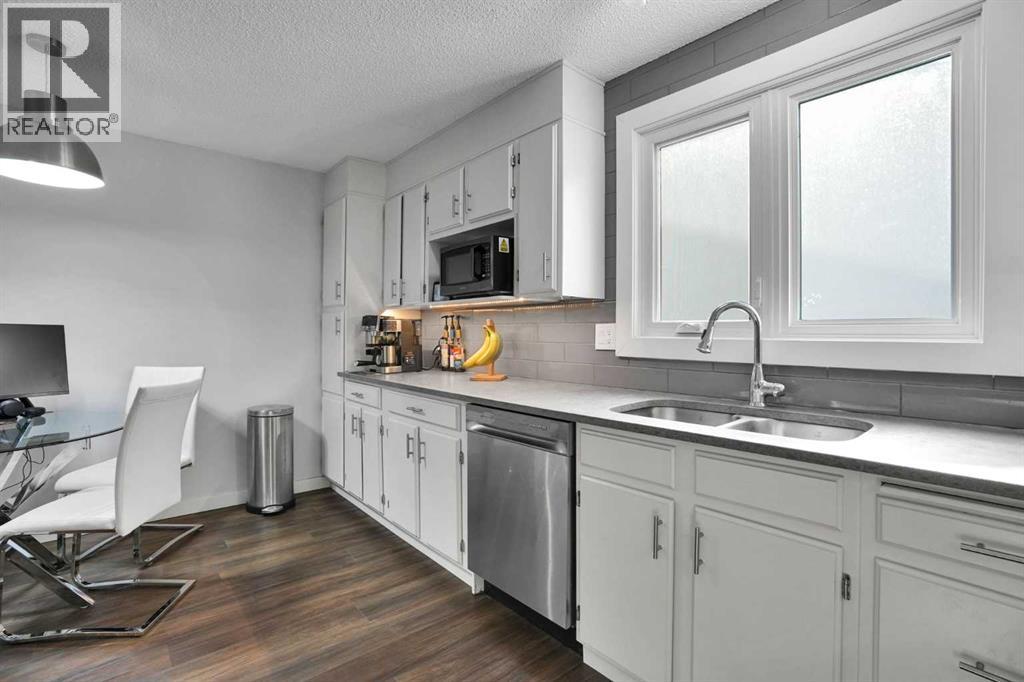 36 Coach Manor Rise Sw, Calgary, Alberta  T3H 1C4 - Photo 13 - A2336519