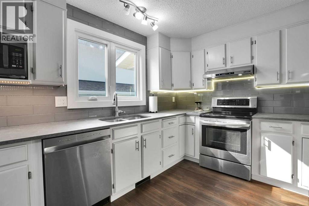 36 Coach Manor Rise Sw, Calgary, Alberta  T3H 1C4 - Photo 12 - A2336519