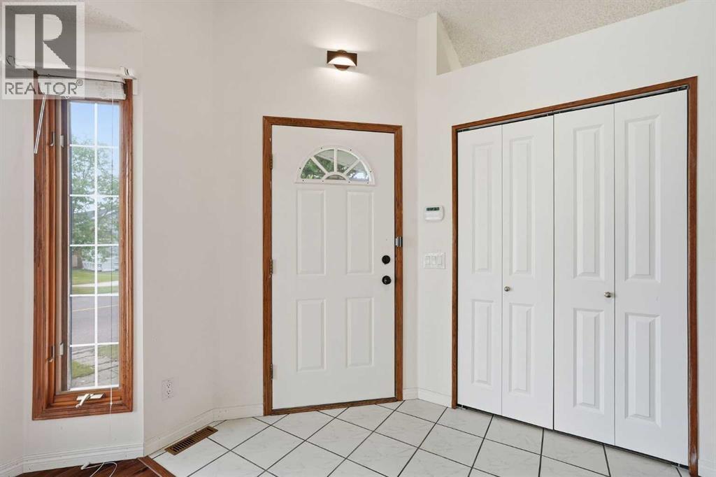 251 Erin Woods Drive SE, Calgary, Alberta  T2Z 2V8 - Photo 4 - A2337046