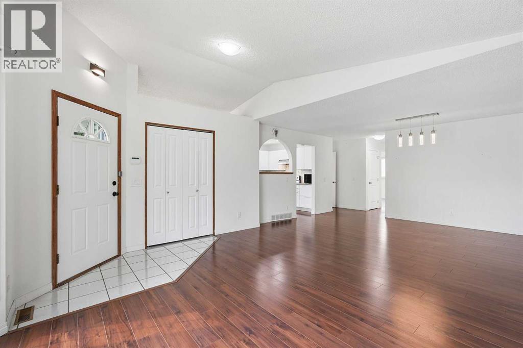 251 Erin Woods Drive SE, Calgary, Alberta  T2Z 2V8 - Photo 5 - A2337046
