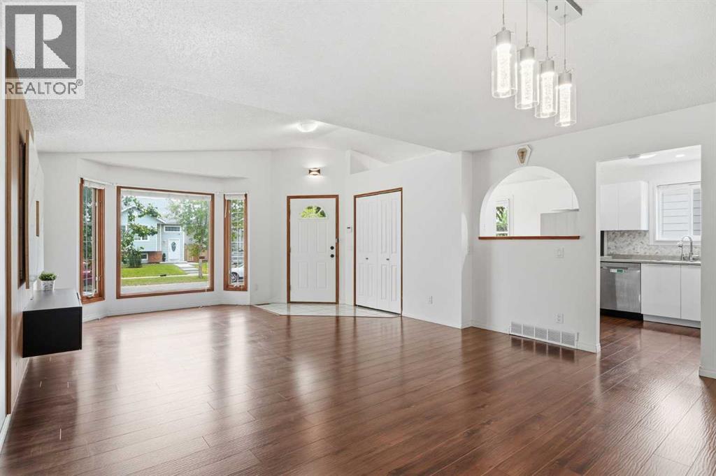 251 Erin Woods Drive SE, Calgary, Alberta  T2Z 2V8 - Photo 11 - A2337046
