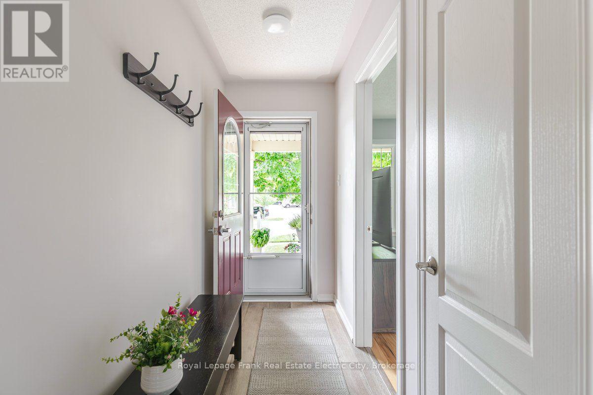 919 Wentworth Street, Peterborough, Ontario  K9J 5Y4 - Photo 3 - X13688208