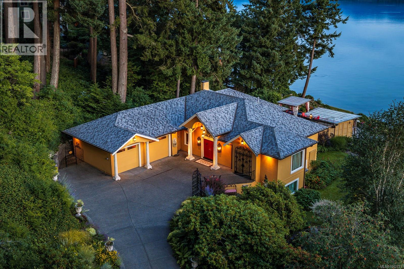 2299 Comox Ave, Comox, British Columbia