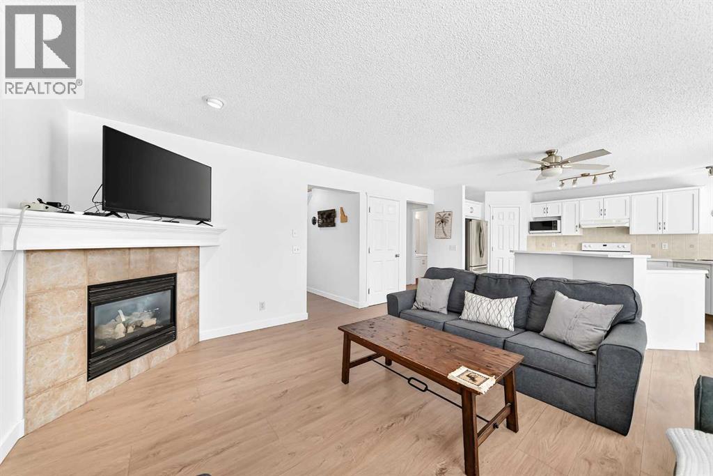 124 West Lakeview Drive, Chestermere, Alberta  T1X 1J1 - Photo 9 - A2333041