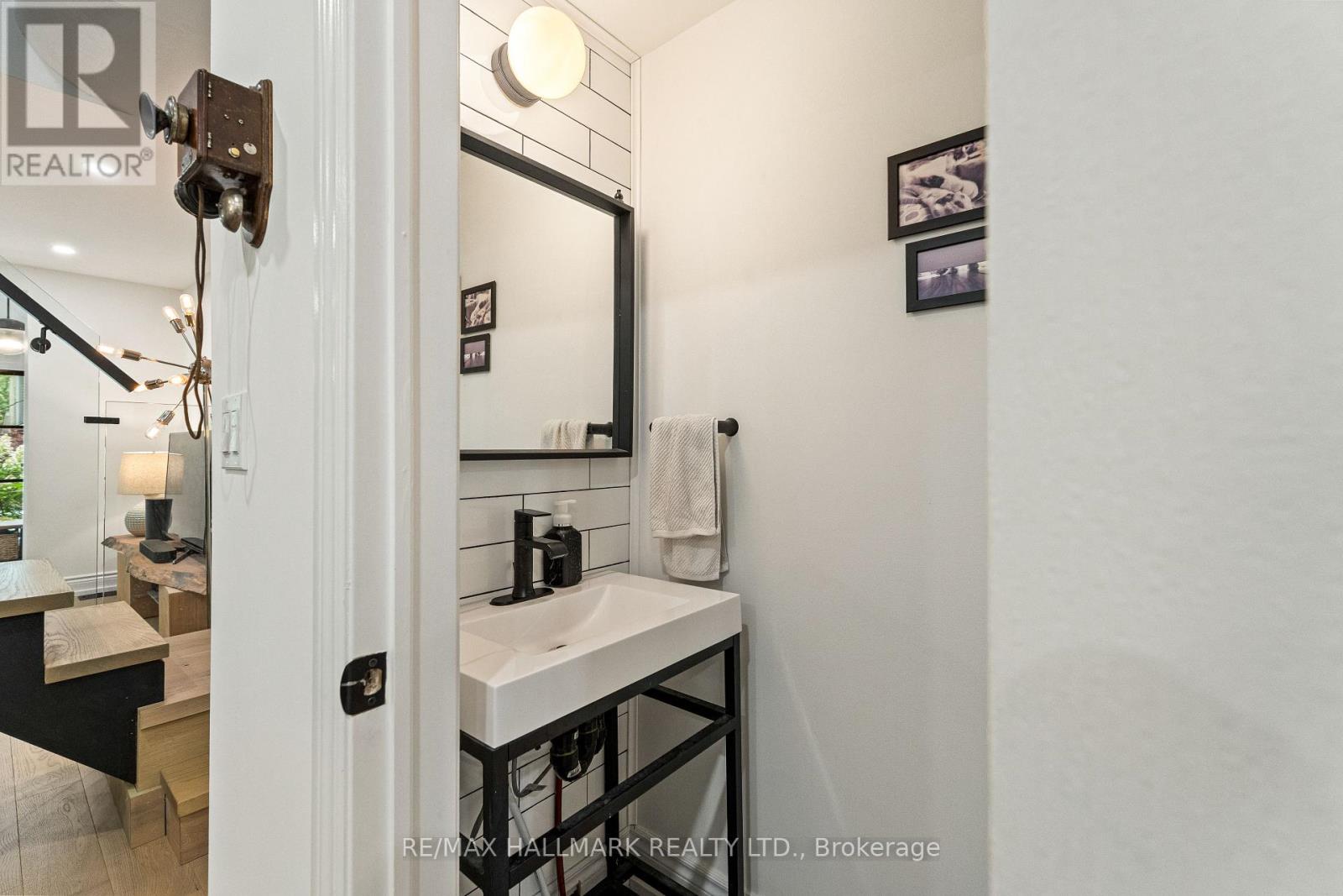 324 Kenilworth Avenue, Toronto, Ontario  M4L 3S8 - Photo 18 - E13688170