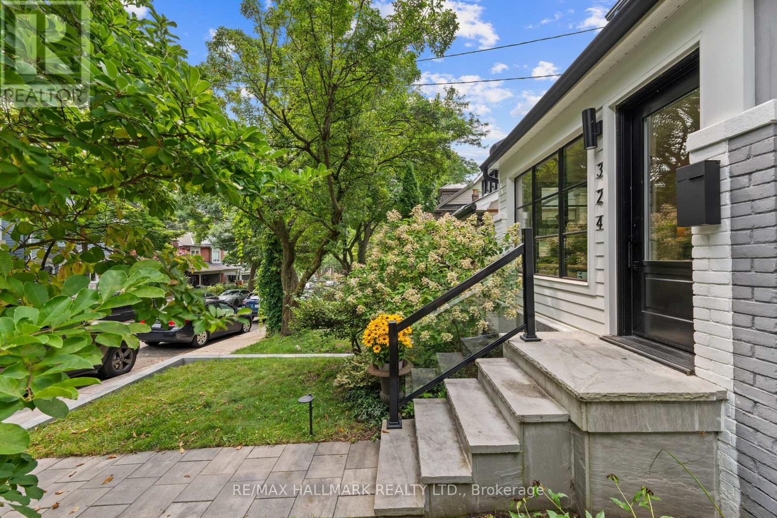 324 Kenilworth Avenue, Toronto, Ontario  M4L 3S8 - Photo 2 - E13688170