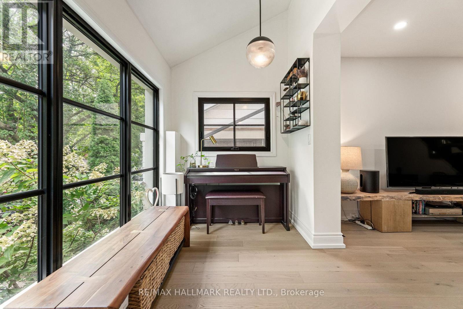 324 Kenilworth Avenue, Toronto, Ontario  M4L 3S8 - Photo 4 - E13688170