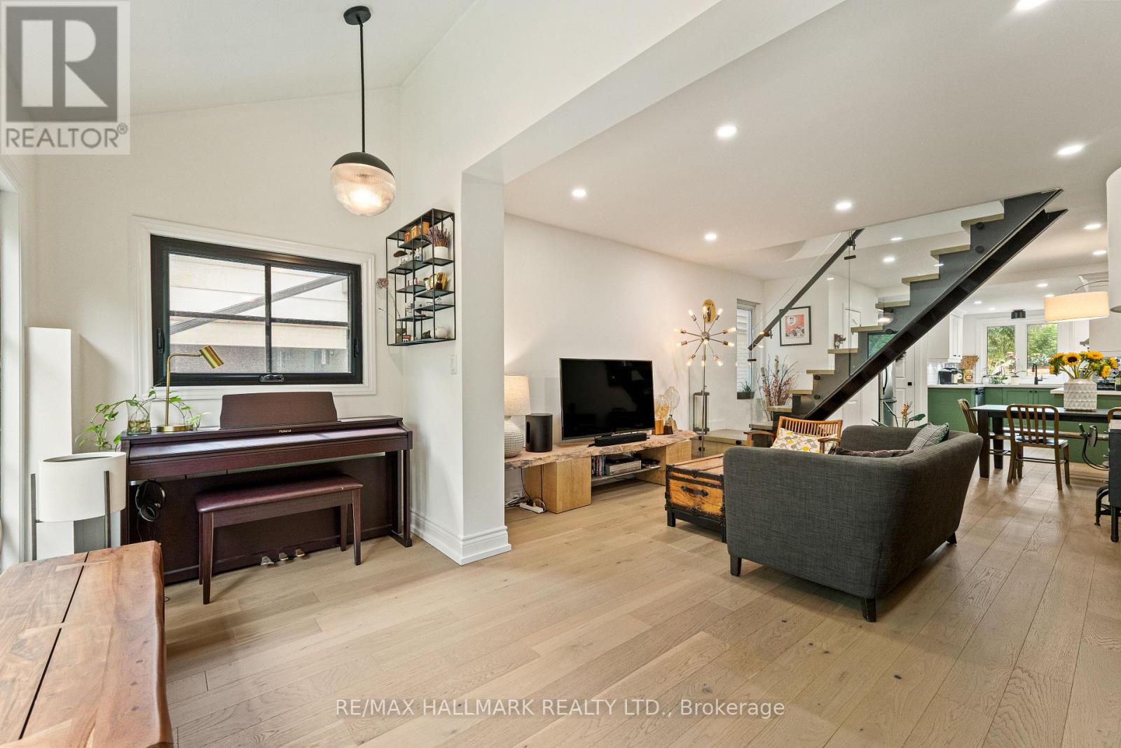 324 Kenilworth Avenue, Toronto, Ontario  M4L 3S8 - Photo 5 - E13688170