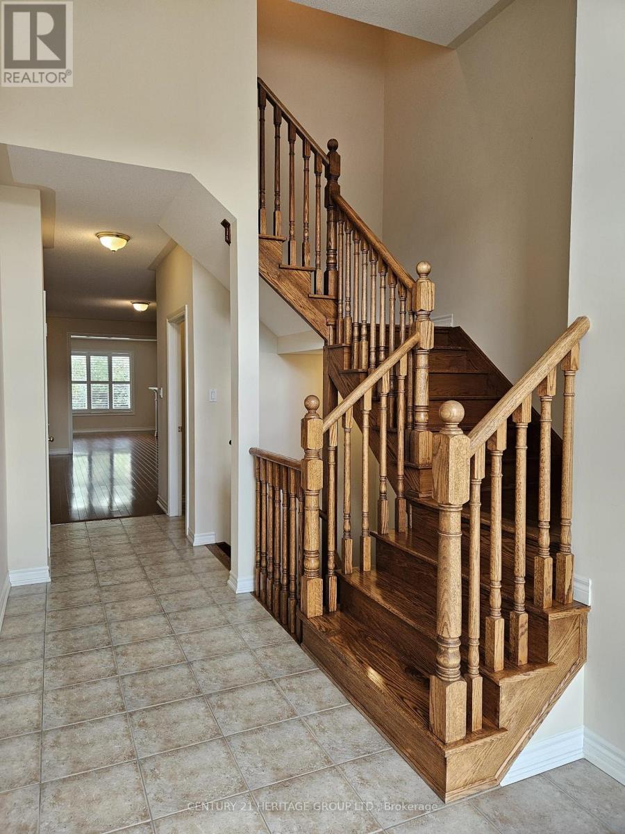 10 Orville Hand Court, Bradford West Gwillimbury (Bradford), Ontario  L3Z 3H9 - Photo 3 - N13688224