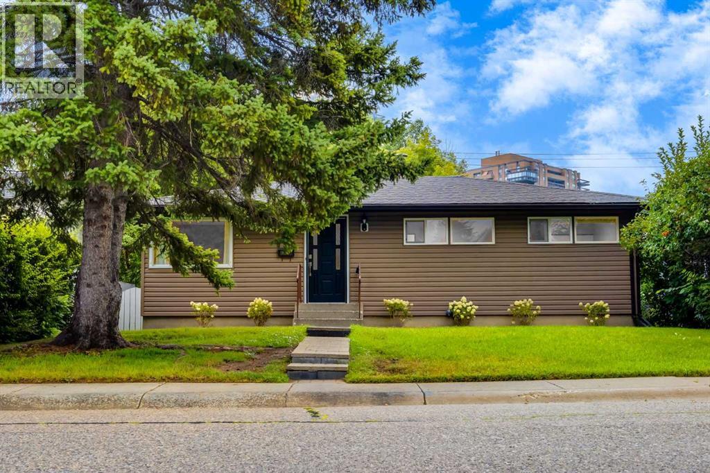 30 Hutton Place SW, Calgary, Alberta  T2V 3B6 - Photo 1 - A2336909