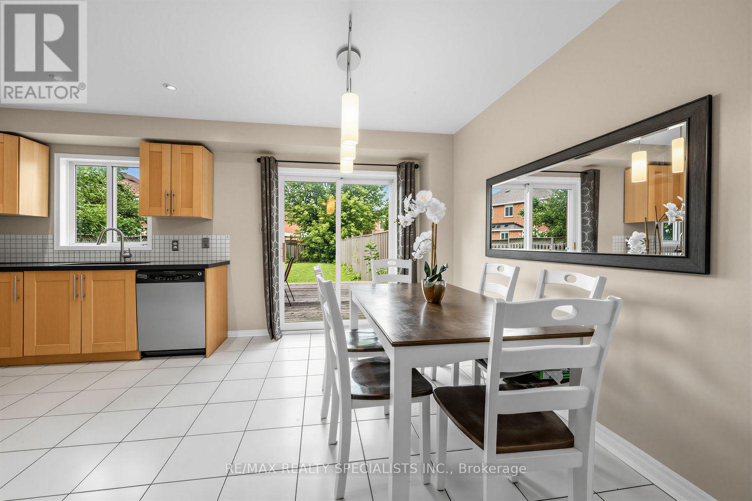 1329 Whiffletree Court, Mississauga, Ontario  L5N 7R1 - Photo 12 - W13688120