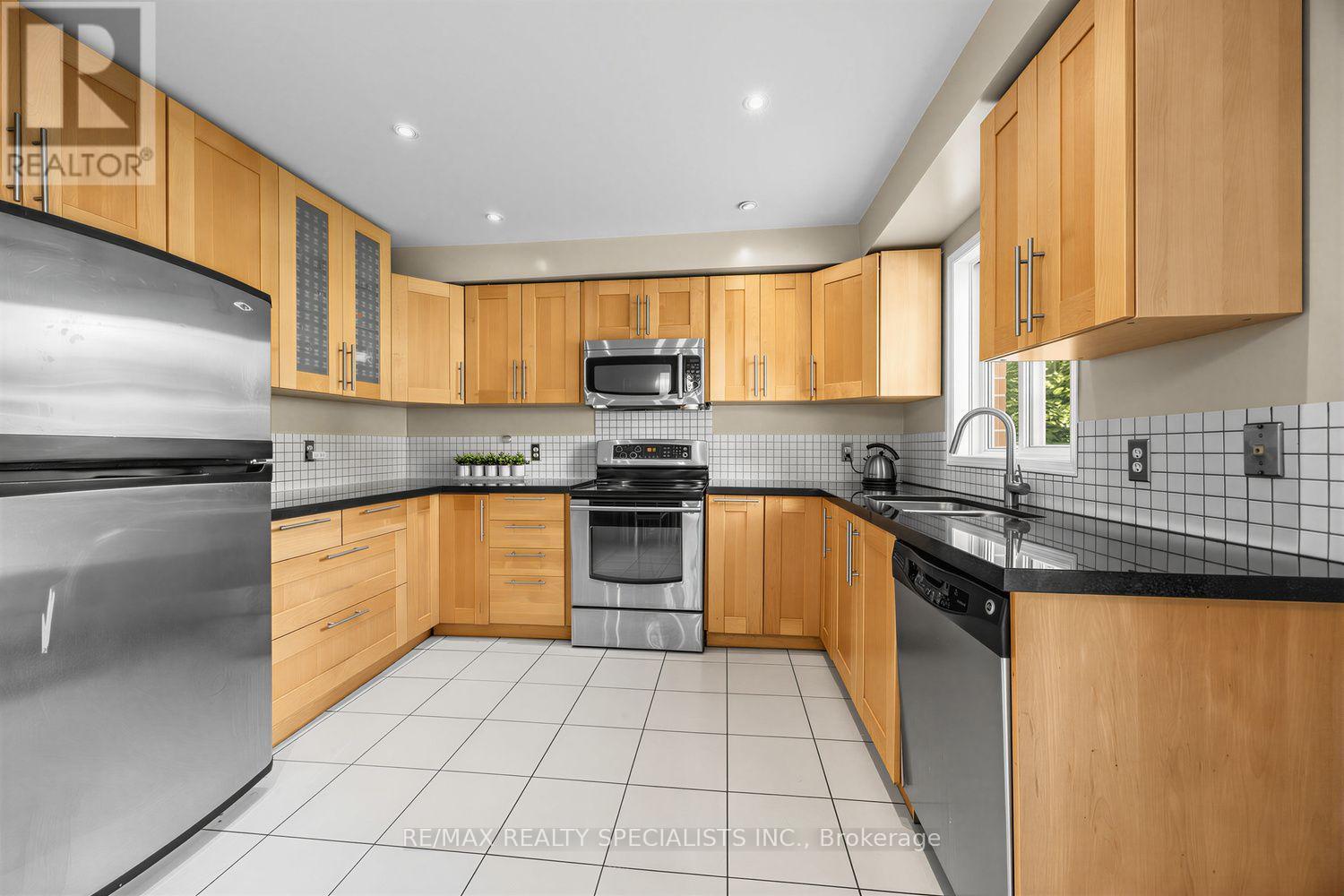 1329 Whiffletree Court, Mississauga, Ontario  L5N 7R1 - Photo 14 - W13688120