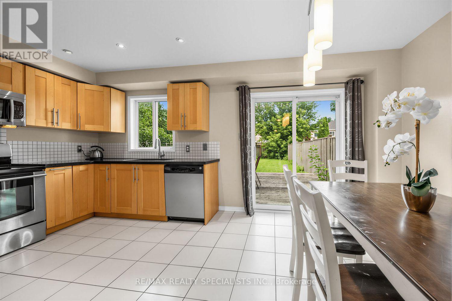 1329 Whiffletree Court, Mississauga, Ontario  L5N 7R1 - Photo 15 - W13688120