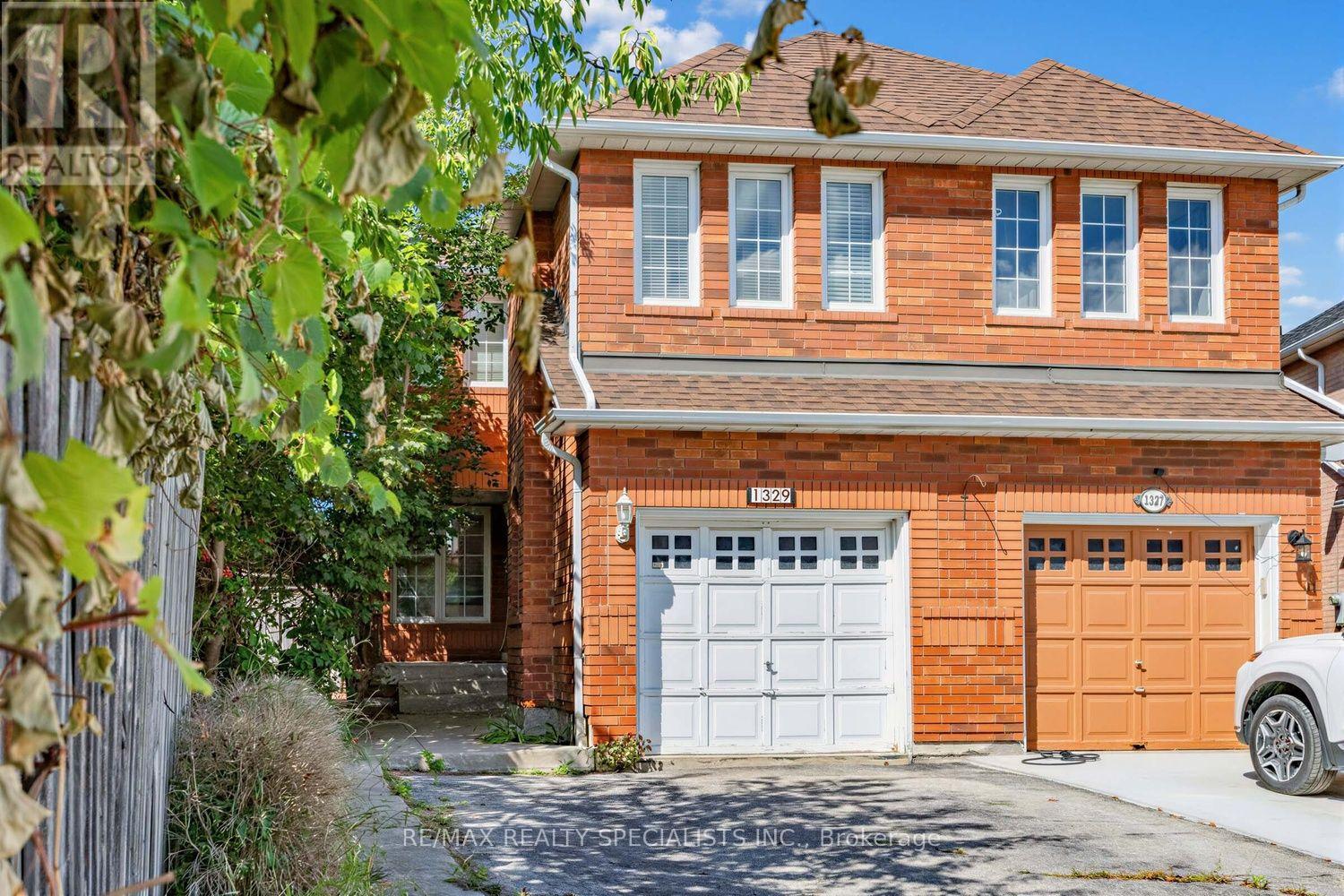 1329 Whiffletree Court, Mississauga, Ontario  L5N 7R1 - Photo 2 - W13688120