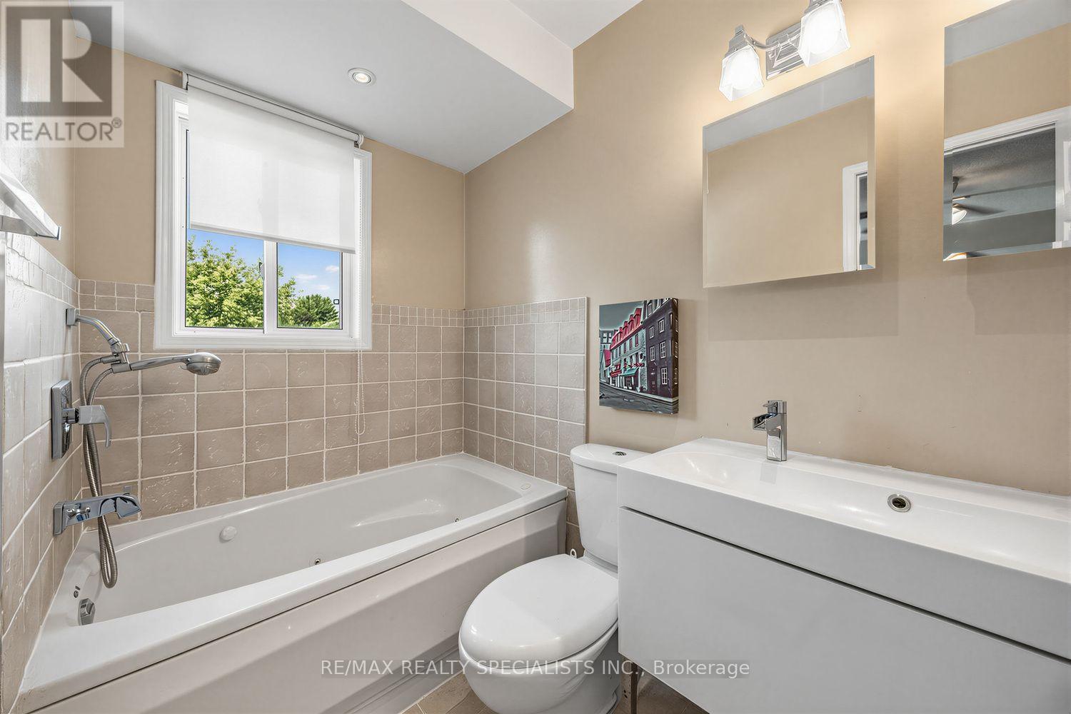 1329 Whiffletree Court, Mississauga, Ontario  L5N 7R1 - Photo 24 - W13688120
