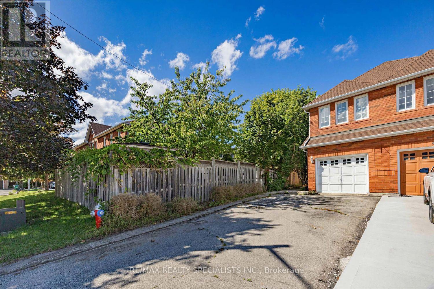1329 Whiffletree Court, Mississauga, Ontario  L5N 7R1 - Photo 3 - W13688120