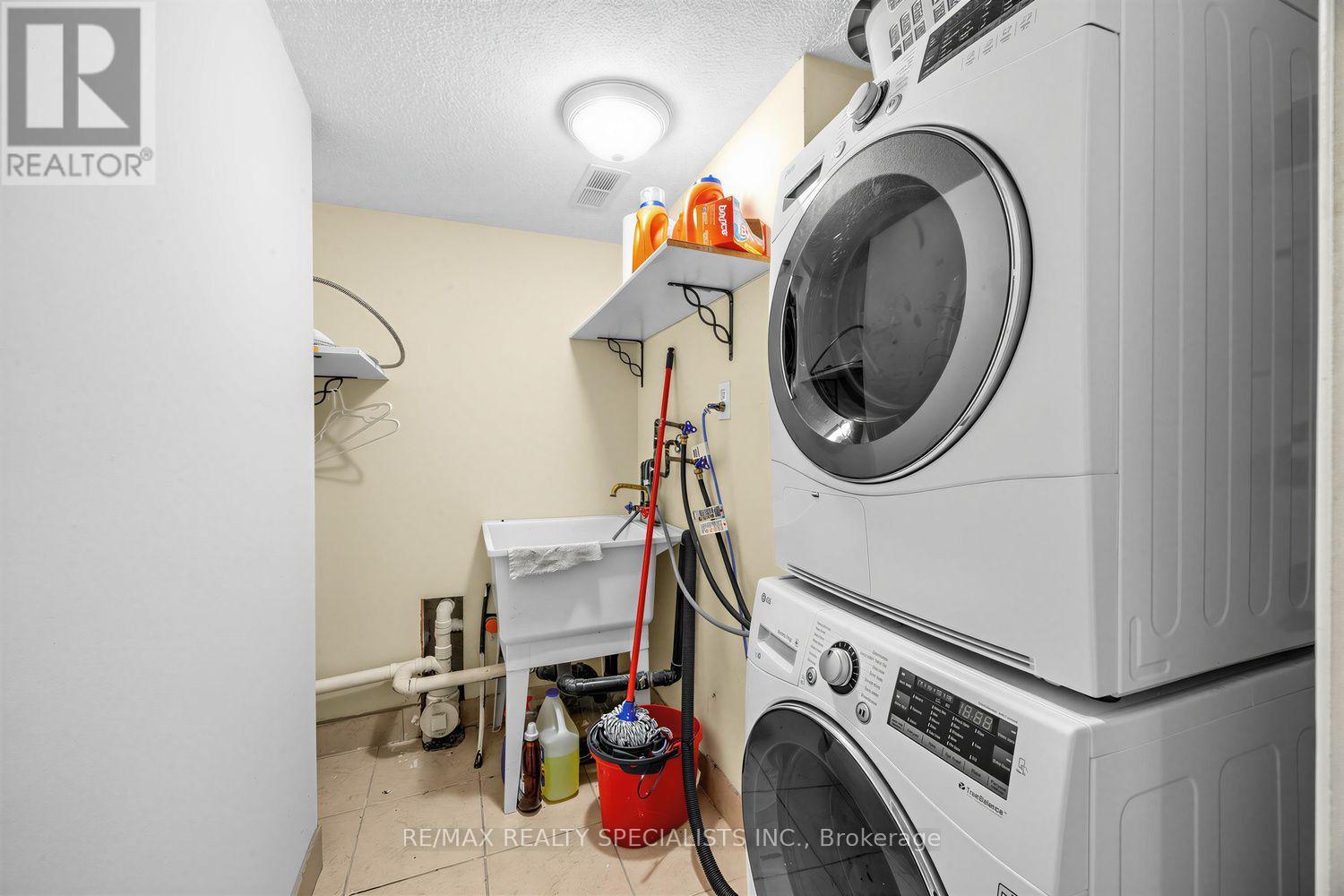 1329 Whiffletree Court, Mississauga, Ontario  L5N 7R1 - Photo 30 - W13688120