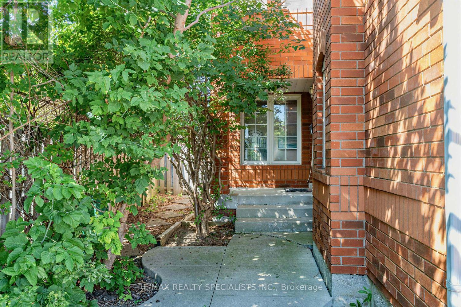 1329 Whiffletree Court, Mississauga, Ontario  L5N 7R1 - Photo 4 - W13688120