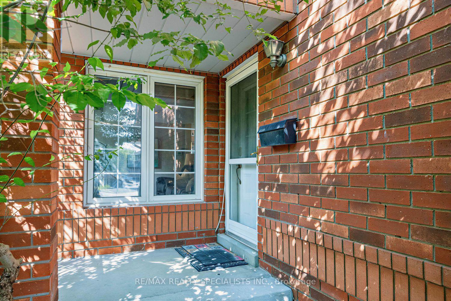1329 Whiffletree Court, Mississauga, Ontario  L5N 7R1 - Photo 5 - W13688120