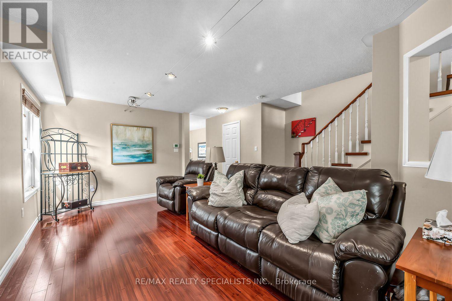 1329 Whiffletree Court, Mississauga, Ontario  L5N 7R1 - Photo 9 - W13688120