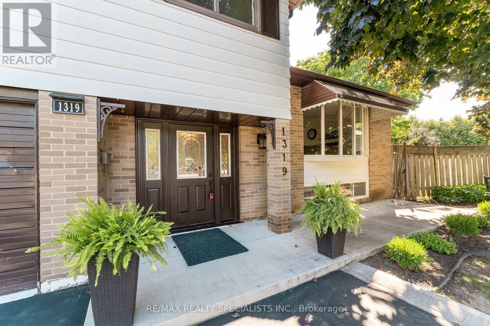 1319 Sherwood Court, Burlington, Ontario  L7M 1C8 - Photo 4 - W13688172