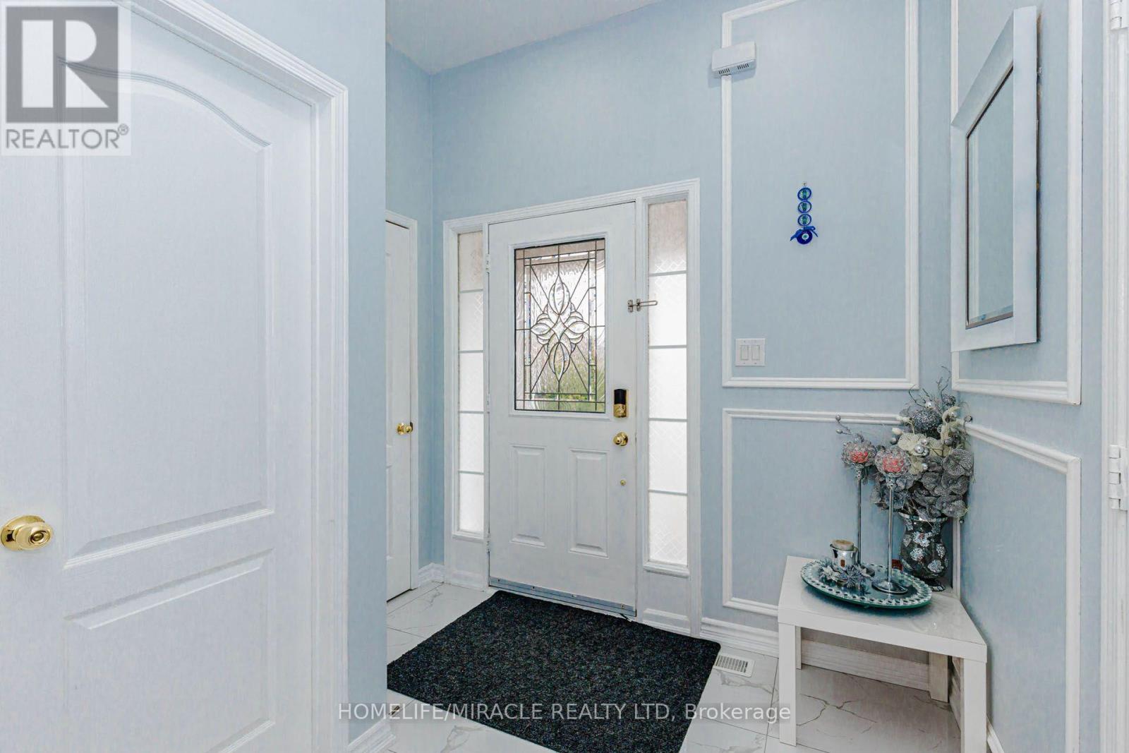 60 Bushmill Circle, Brampton, Ontario  L7A 0K8 - Photo 8 - W13688228