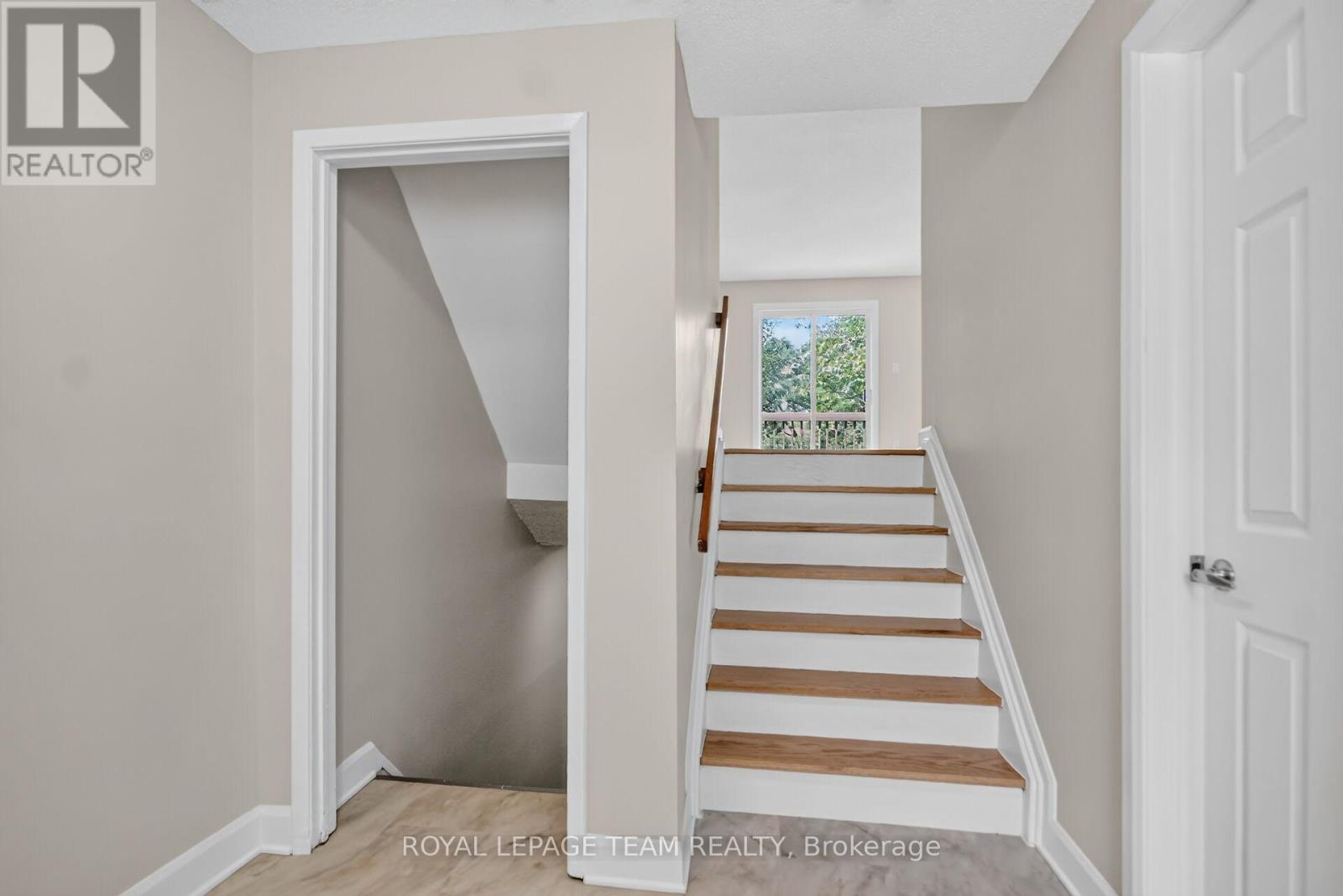85 Glen Park Drive, Ottawa, Ontario  K1B 3Z1 - Photo 2 - X13677854