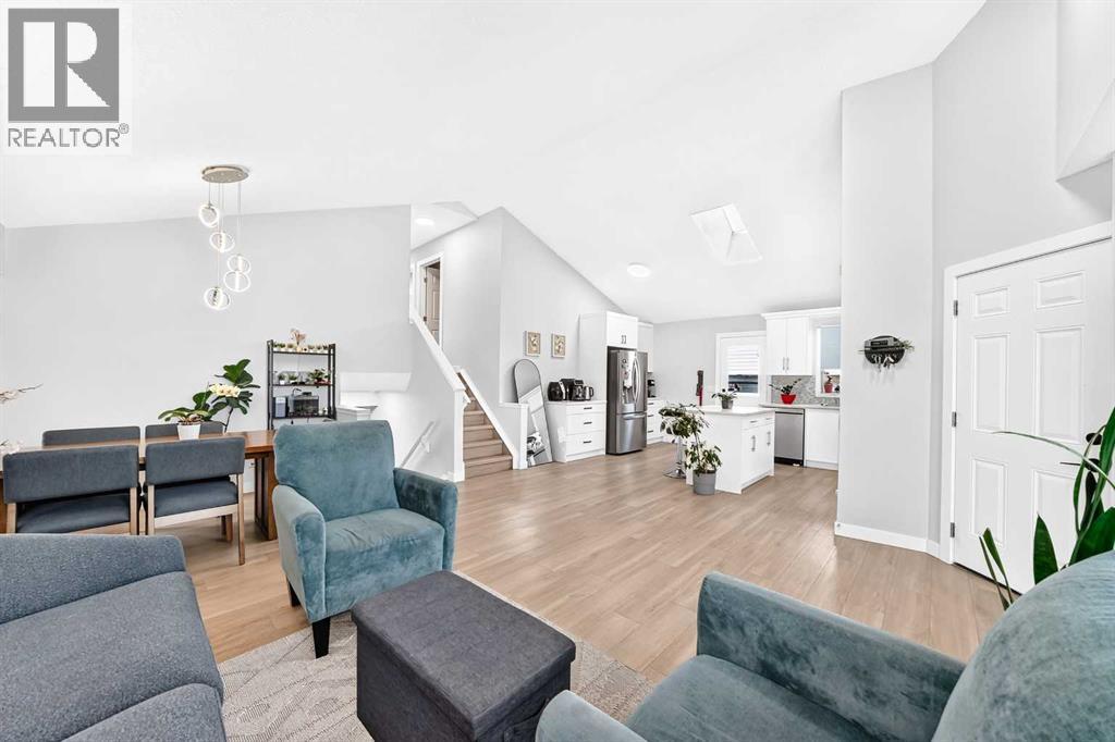 315 Appleglen Place SE, Calgary, Alberta  T2A 7V9 - Photo 8 - A2337783