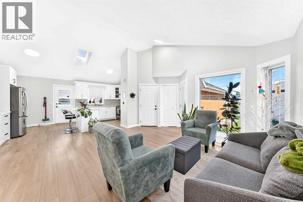 315 Appleglen Place SE, Calgary, Alberta  T2A 7V9 - Photo 9 - A2337783